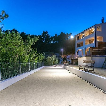 Apartments Fiona - Away From City Crowds Макарска Екстериор снимка