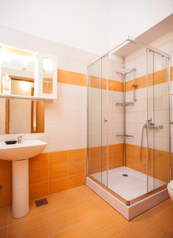 Apartments Fiona - Away From City Crowds Макарска Стая снимка