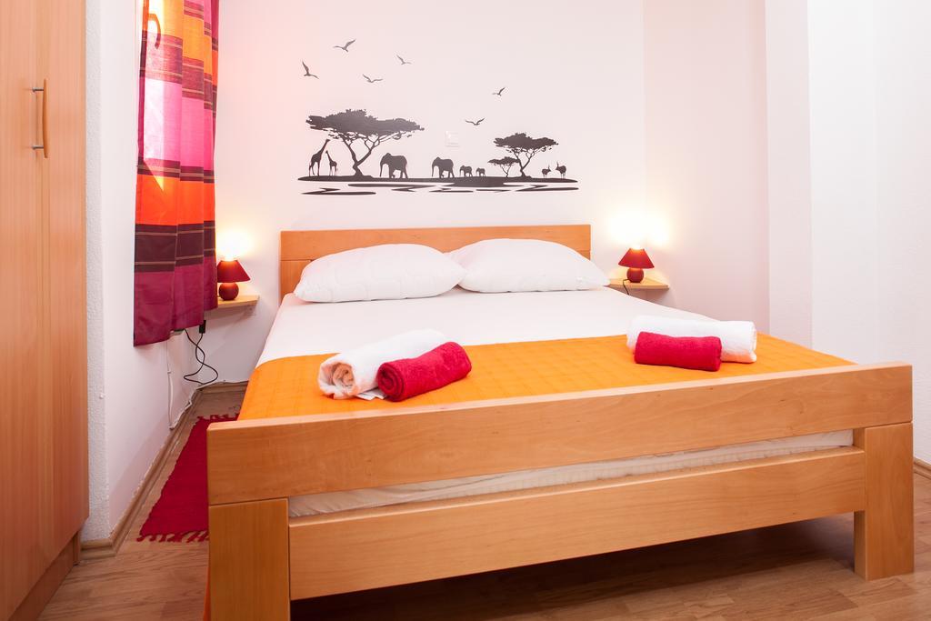 Apartments Fiona - Away From City Crowds Макарска Стая снимка