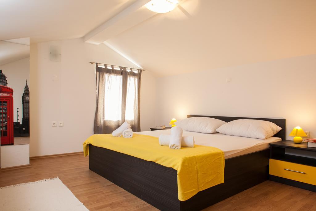 Apartments Fiona - Away From City Crowds Макарска Стая снимка