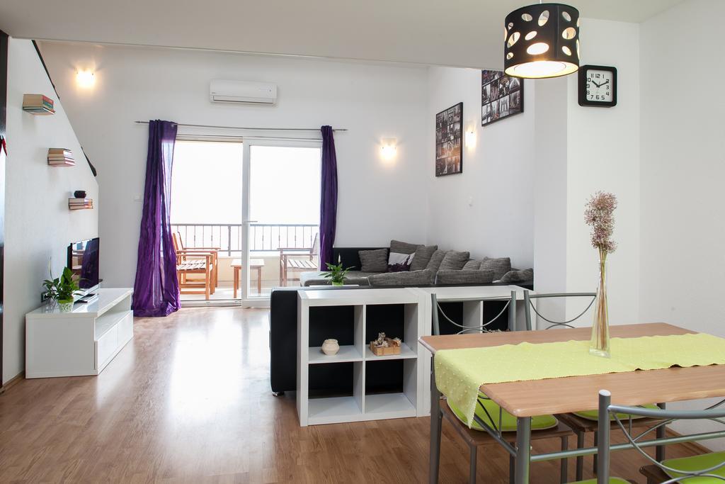 Apartments Fiona - Away From City Crowds Макарска Стая снимка