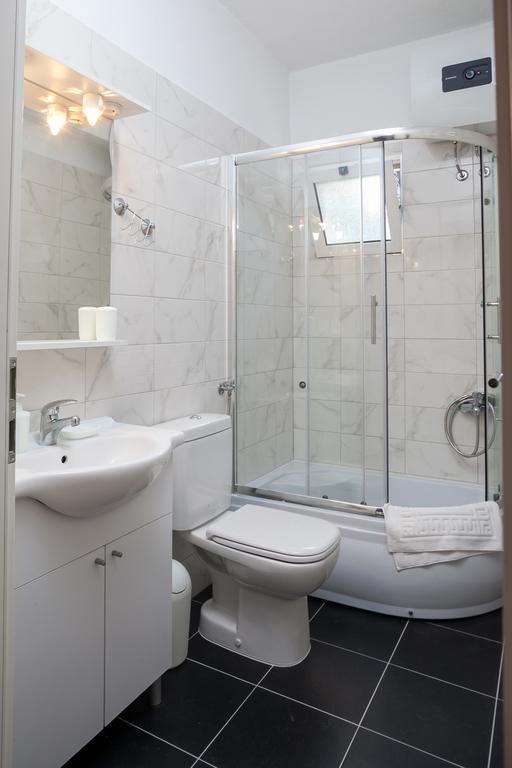 Apartments Fiona - Away From City Crowds Макарска Стая снимка