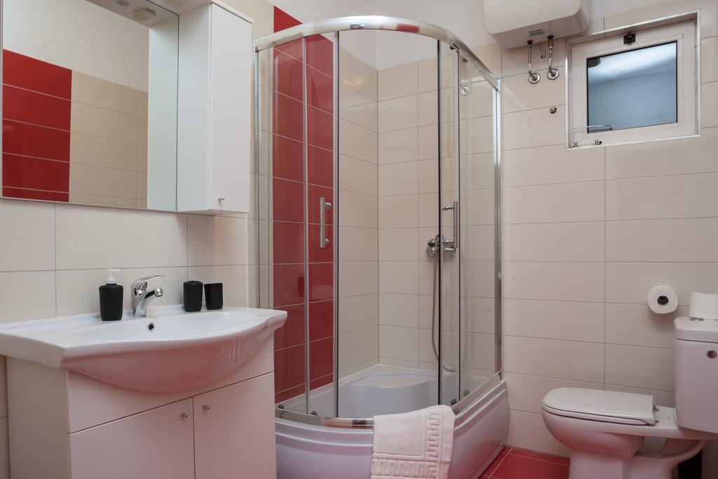 Apartments Fiona - Away From City Crowds Макарска Стая снимка