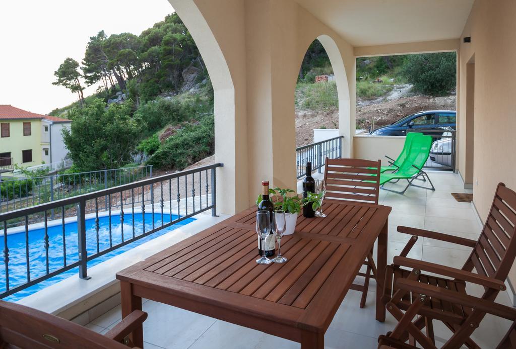 Apartments Fiona - Away From City Crowds Макарска Стая снимка