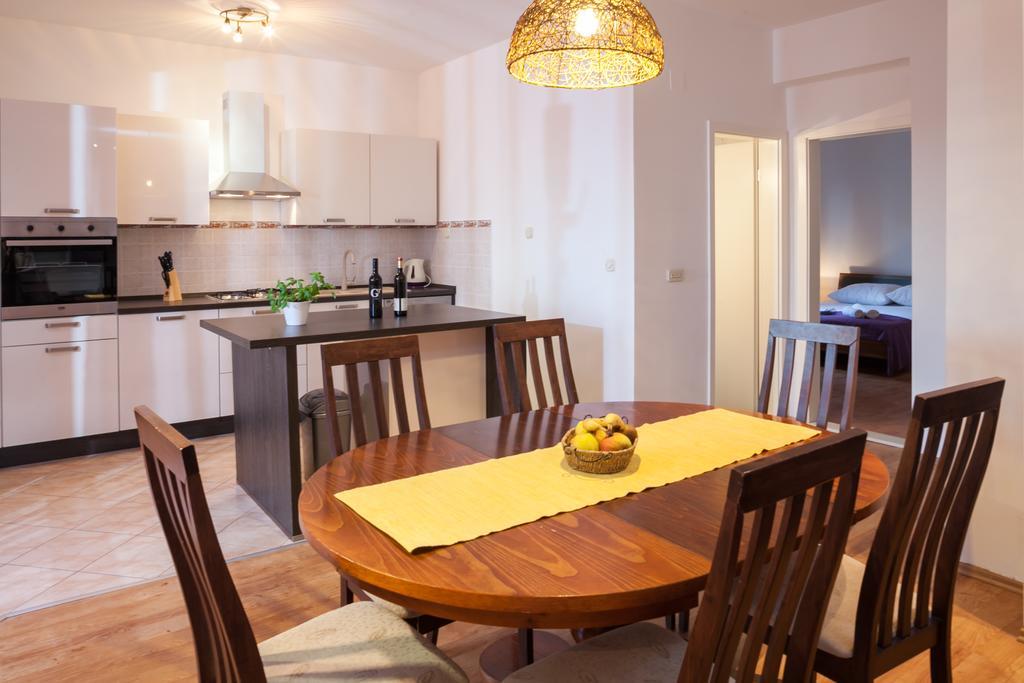 Apartments Fiona - Away From City Crowds Макарска Стая снимка