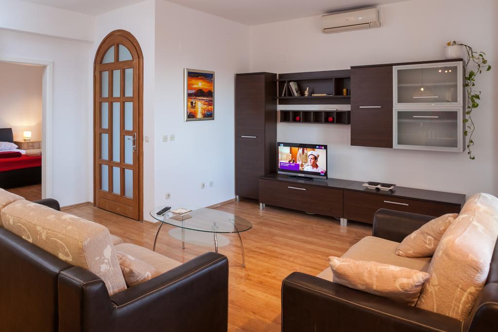 Apartments Fiona - Away From City Crowds Макарска Стая снимка