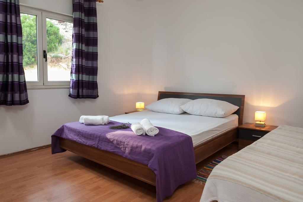 Apartments Fiona - Away From City Crowds Макарска Стая снимка