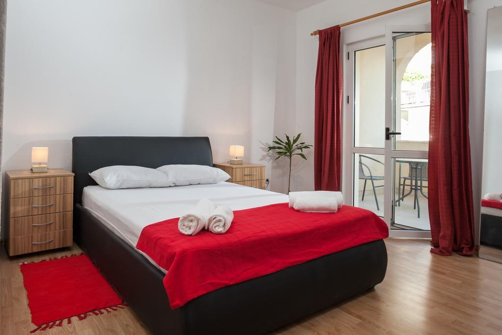 Apartments Fiona - Away From City Crowds Макарска Стая снимка