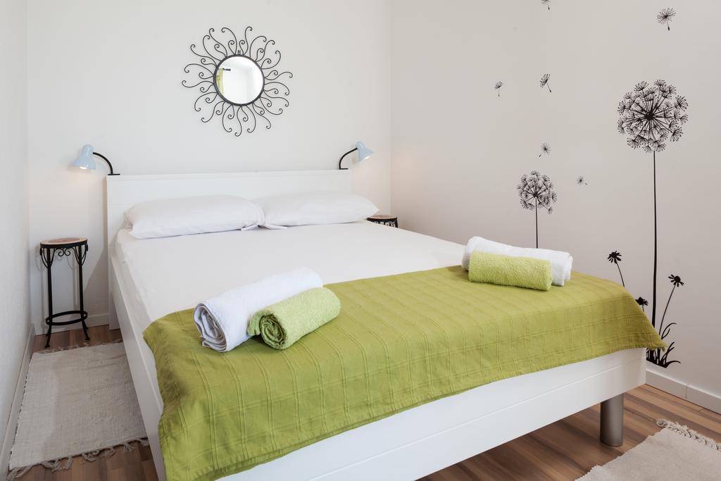 Apartments Fiona - Away From City Crowds Макарска Стая снимка