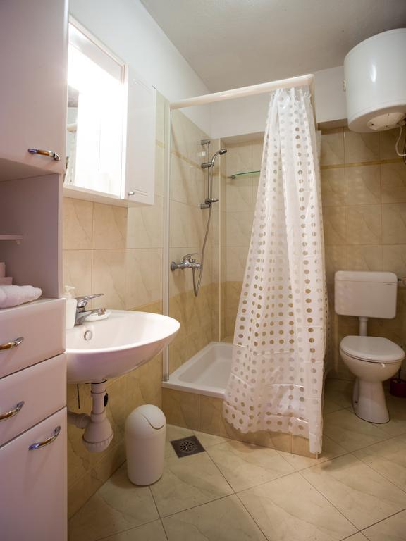 Apartments Fiona - Away From City Crowds Макарска Стая снимка