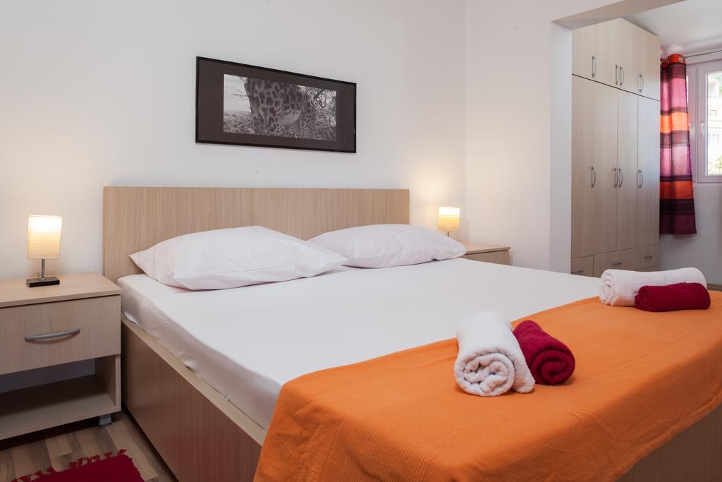 Apartments Fiona - Away From City Crowds Макарска Стая снимка