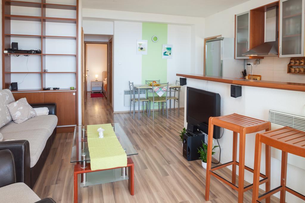Apartments Fiona - Away From City Crowds Макарска Стая снимка