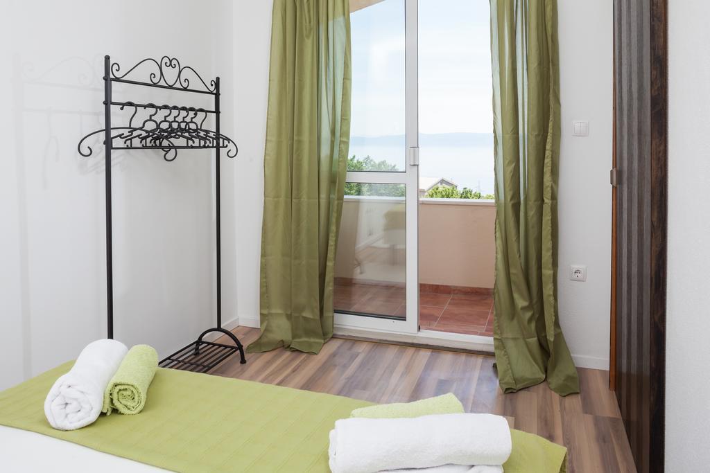 Apartments Fiona - Away From City Crowds Макарска Стая снимка
